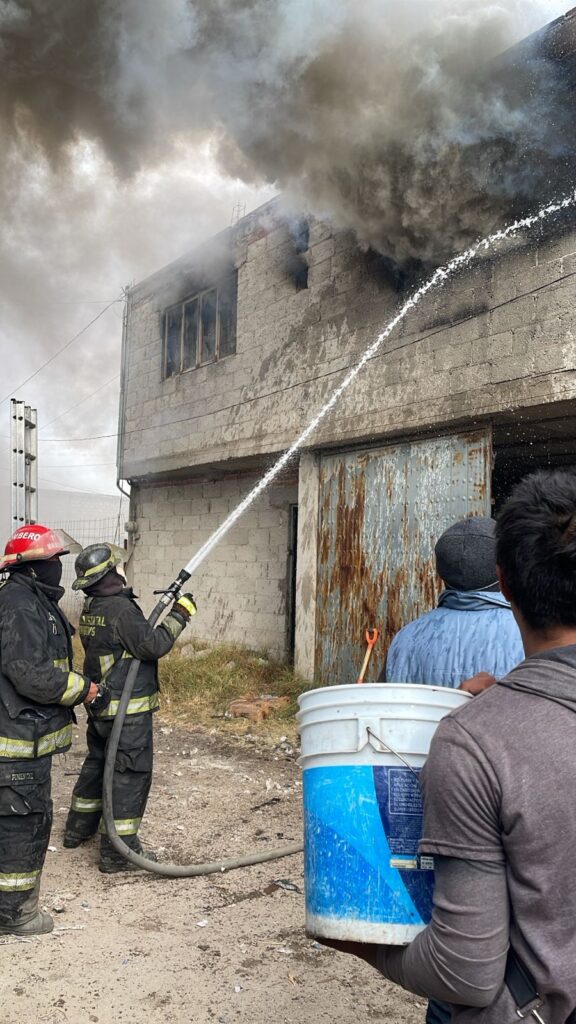 Fotonota: Se incendia taller de salas en Amozoc