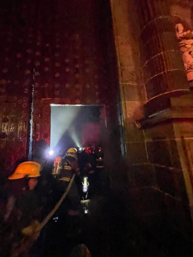 Se incendia puerta de la Catedral de Puebla