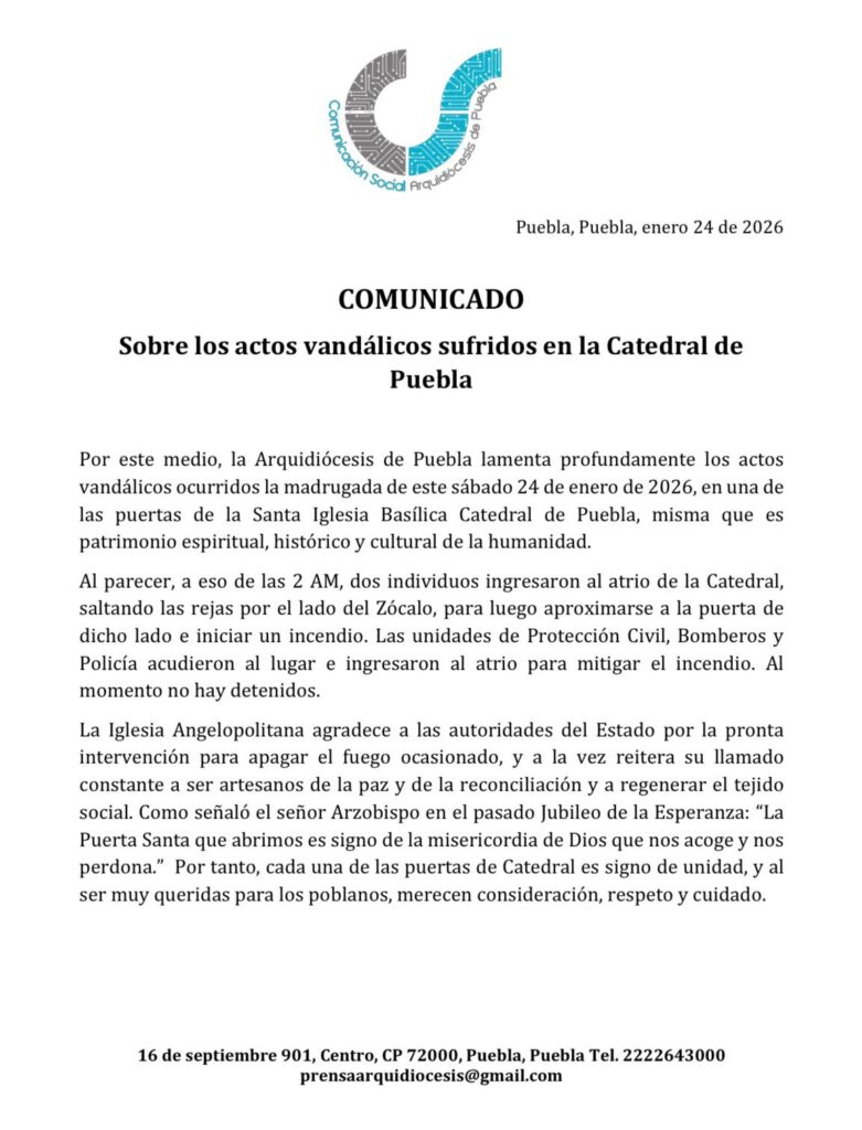Arquidiócesis de Puebla denunció que dos hombres incendiaron la puerta de la Catedral