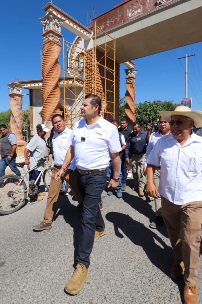 Alejandro Armenta supervisó carretera en Izúcar
