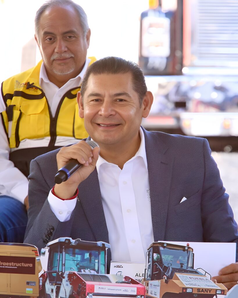 Gobierno de Puebla sigue la rehabilitación de vialidades en Puebla capital, reiteró Armenta