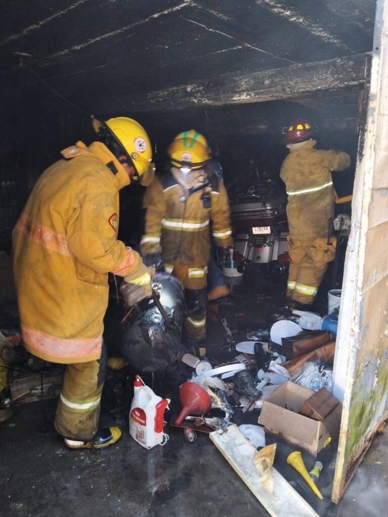 Bomberos controlan incendio en casa habitación de la colonia El Cerrito en Huauchinango