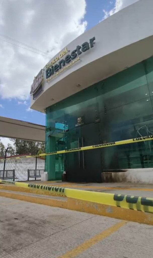 Ataques a banco de Bienestar, Oxxos, bloqueos carreteros y quema de autobuses en el interior de la entidad tras fallecimiento de El Mencho