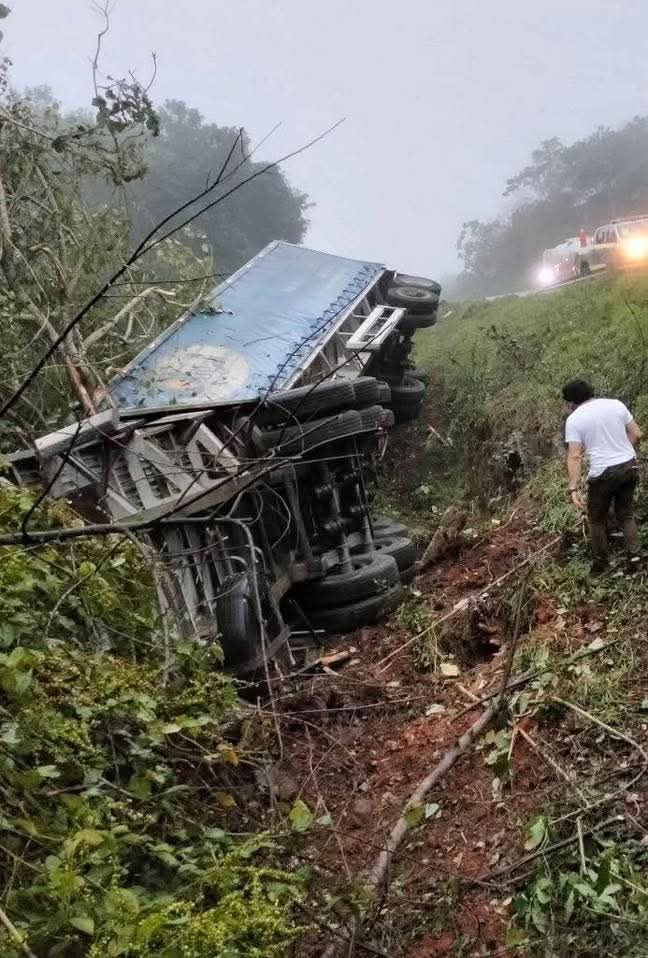 Se vuelca camión en la autopista México-Tuxpan