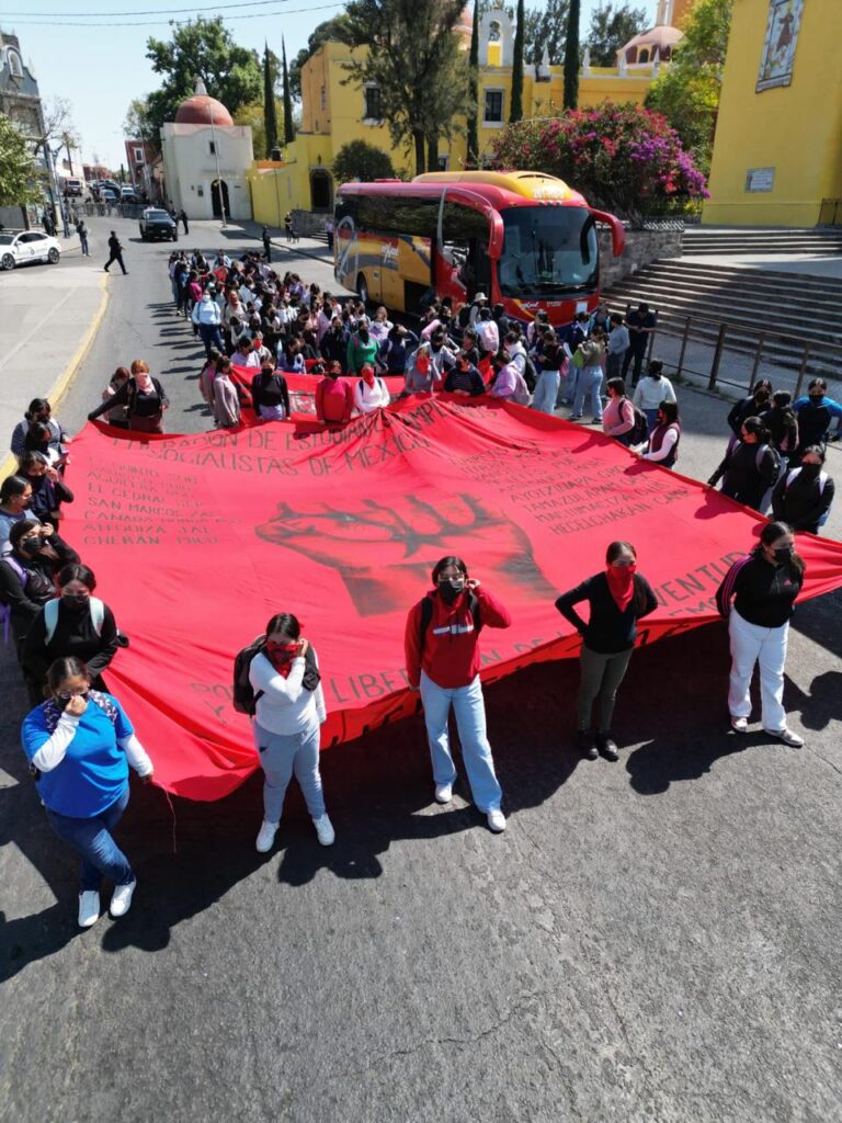 ¡Hasta con gasolina llegaron a Puebla capital alumnas de Teteles!