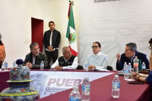 Gobierno de Puebla dialoga con alumnas de Teteles
