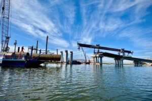 Se desploma grúa de carga en el puente de la Panga