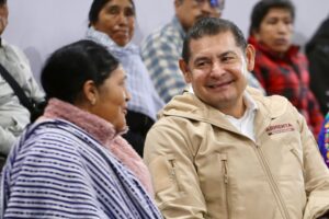 Mujeres y adultos mayores reciben sus tarjetas de bienestar como acto de justicia social: Alejandro Armenta