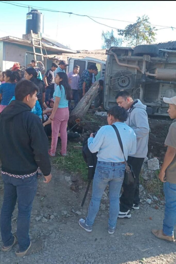 Volcadura de combi dejó 6 personas lesionadas en Chiconcuautla