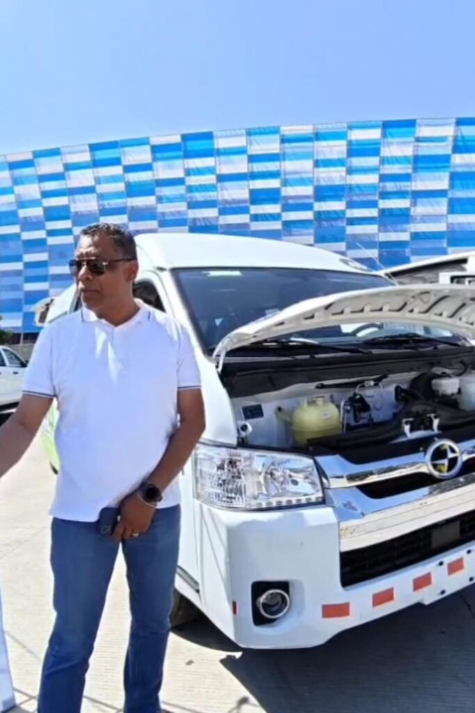 Ofrecen vehículos eléctricos e hibridos al transporte público