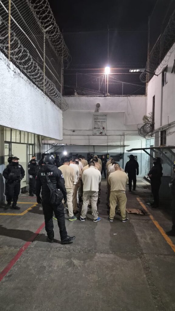 Trasladan a 30 reos del penal de San Pedro Cholula al de Tepexi