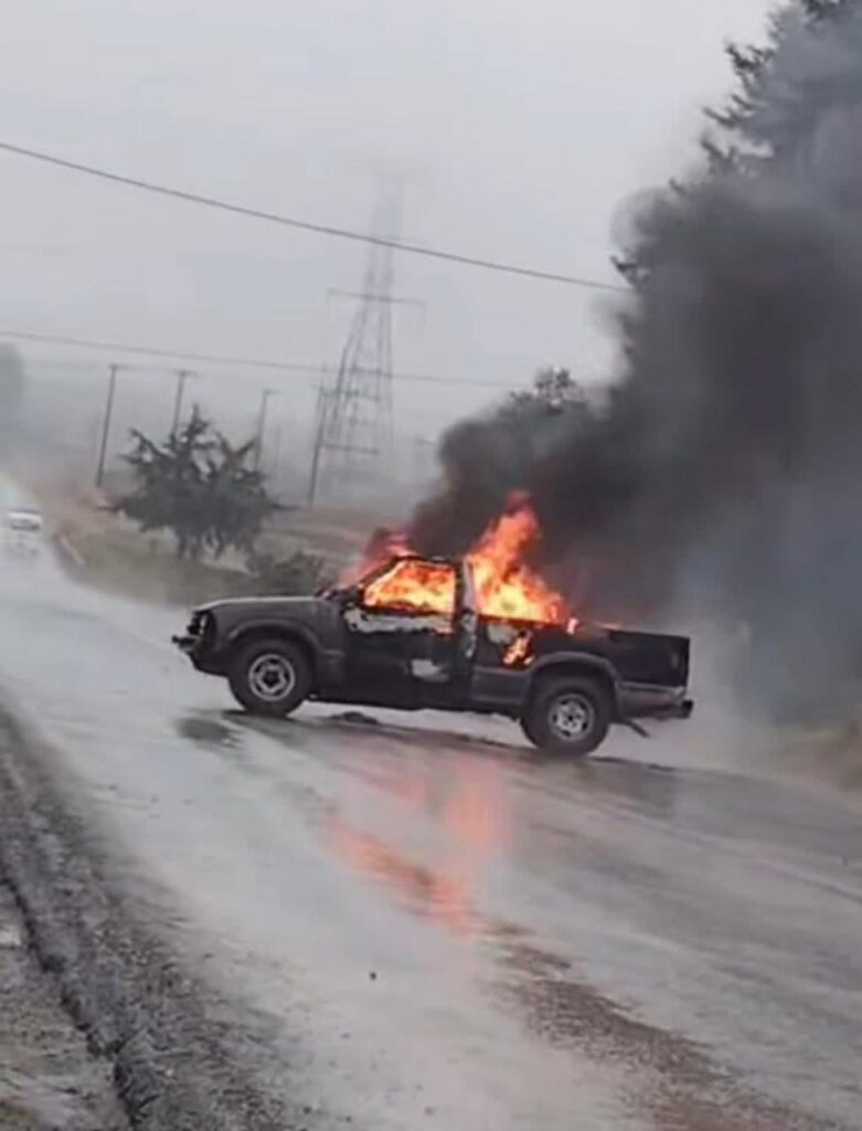 Reportan quema de camioneta en carretera federal de Ahuazotepec