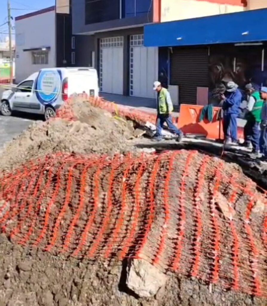 Aparece enorme socavón en la 68 Poniente