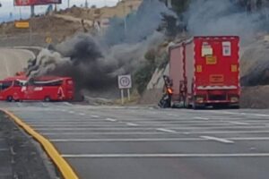 Incendian Tráileres y un Autobús sobre la Autopista México-Puebla; Confirman Cierre Total