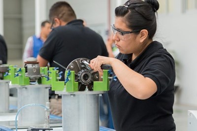 Mujeres en la industria: fortalecer el talento femenino para una manufactura más competitiva