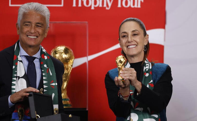 A 100 días del Mundial, Claudia Sheinbaum recibe la Copa del Mundo en Palacio Nacional