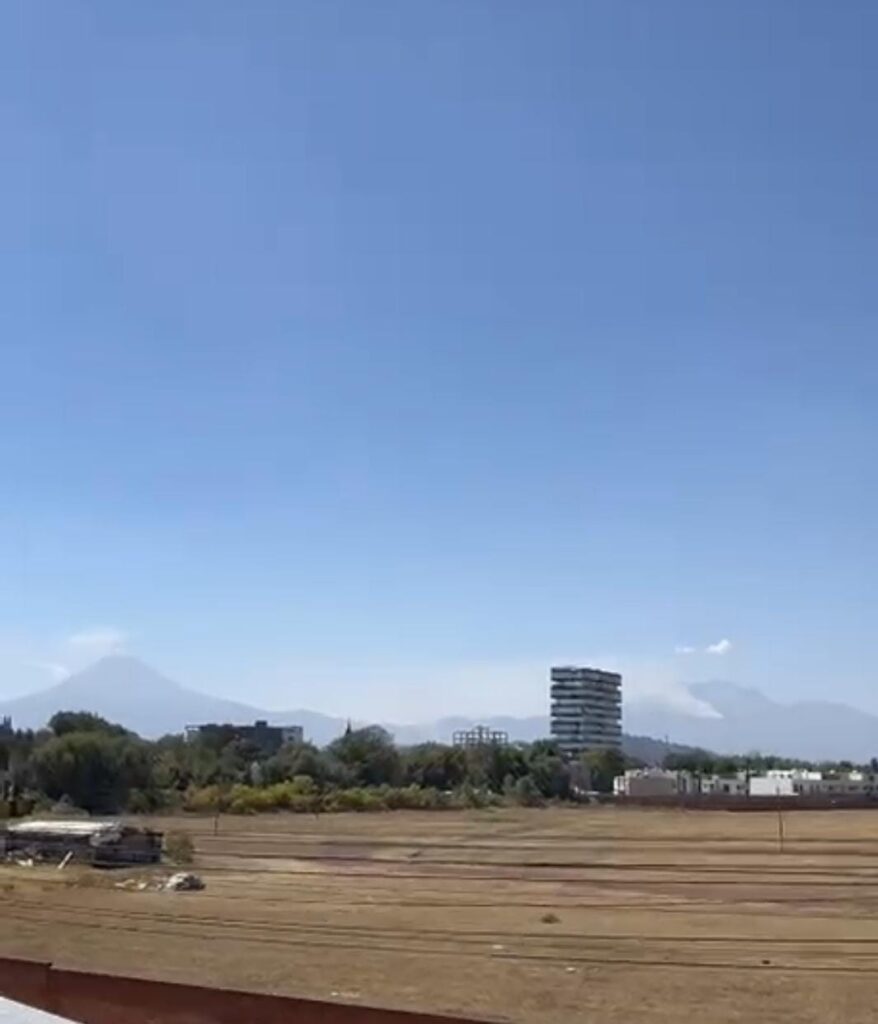 Visible incendio forestal en las faldas del volcán Iztaccíhuatl