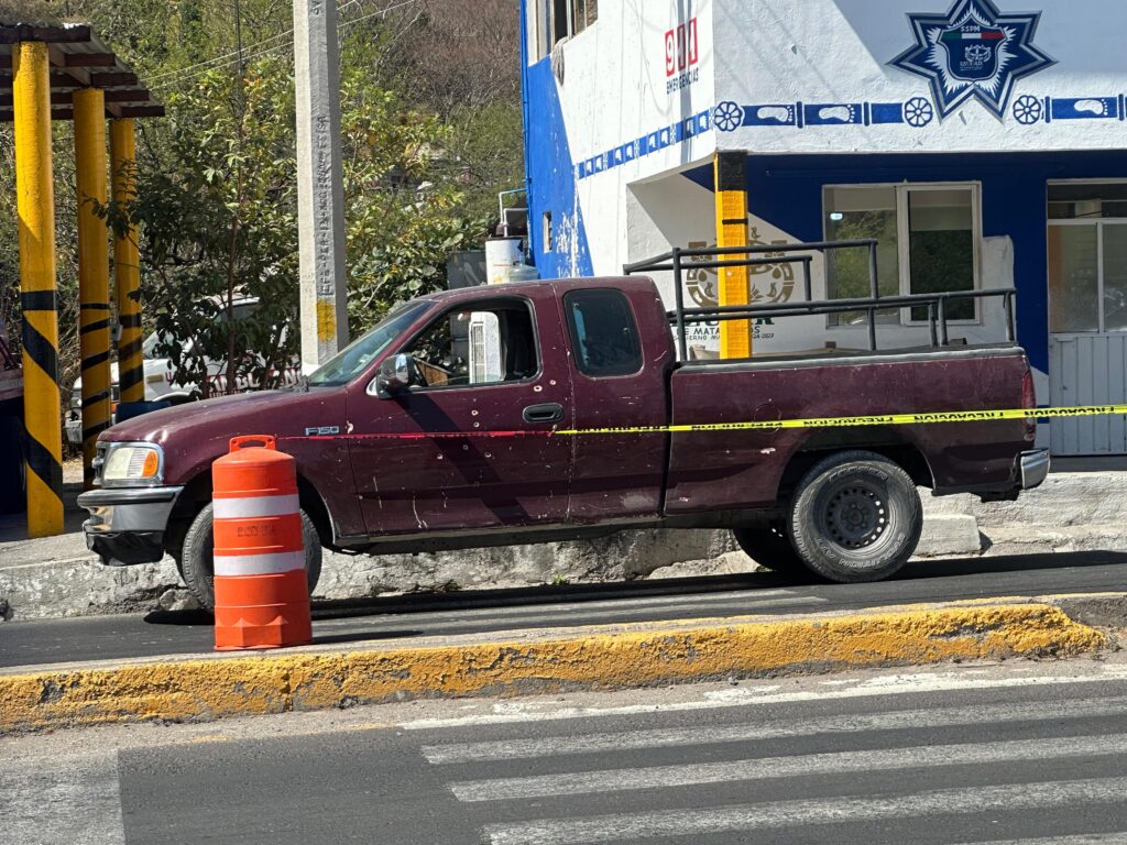 Balean camioneta de una pareja en Izúcar de Matamoros; resultó herido el hombre