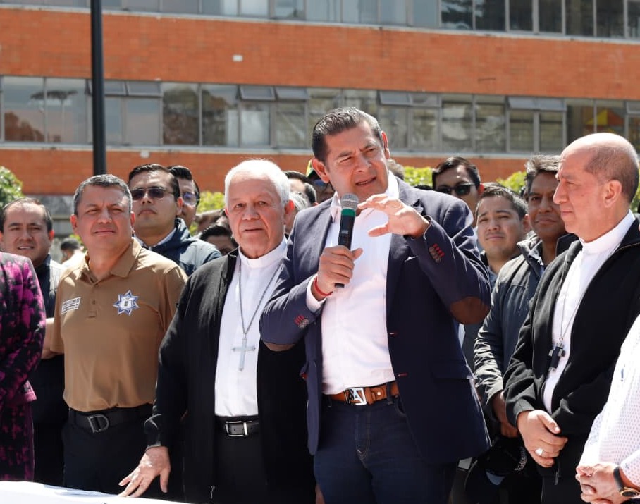 Apoyar a poblanos varados en Jerusalén, instruye Armenta a sus colaboradores