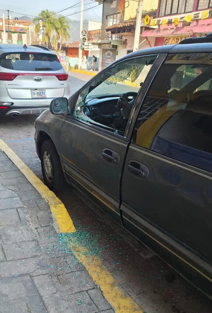 Dan cristalazo a camioneta en pleno centro de Huauchinango