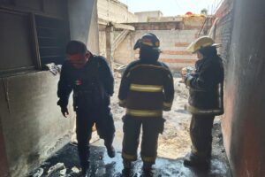 Se incendia casa en Viveros del Valle