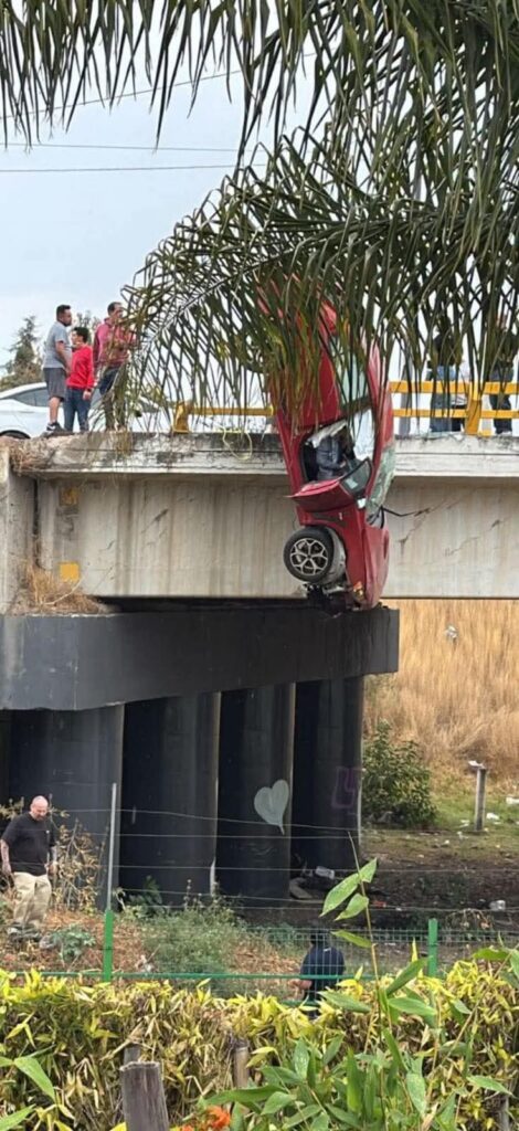 Video: Una mujer fallecida dejó el accidente del vehículo que colgaba en el Periférico Ecológico