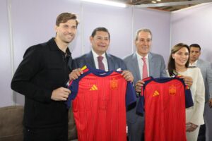 Puebla, incluida en el mundial 2026 al recibir el trofeo internacional: Armenta