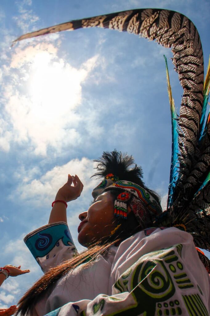 Tonantzin Fernández encabeza peregrinación de danzas hacia la Gran Pirámide
