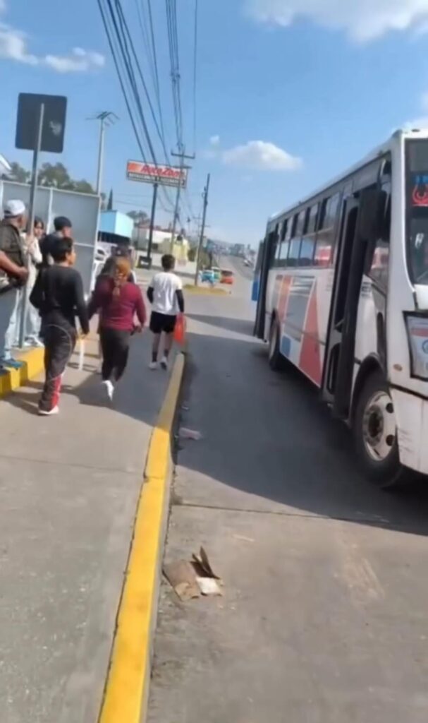 Violento asalto en transporte público deja un herido en Puebla capital