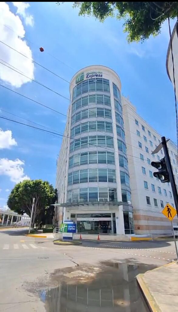 Hallaron cadáveres de madre e hijo en el hotel Holiday Inn Puebla