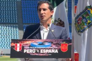 Video: En el Cuauhtémoc, Alejandro Armenta encabezó presentación del Perú vs España