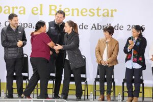En San José Chiapa, Claudia Sheinbaum y Alejandro Armenta entregaron 240 viviendas y liberaron 577 créditos