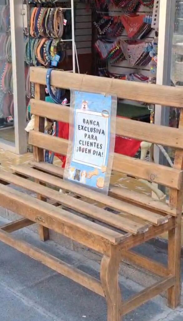 Negocios siguen obstaculizando banquetas con su mobiliario, aunque violan la ley