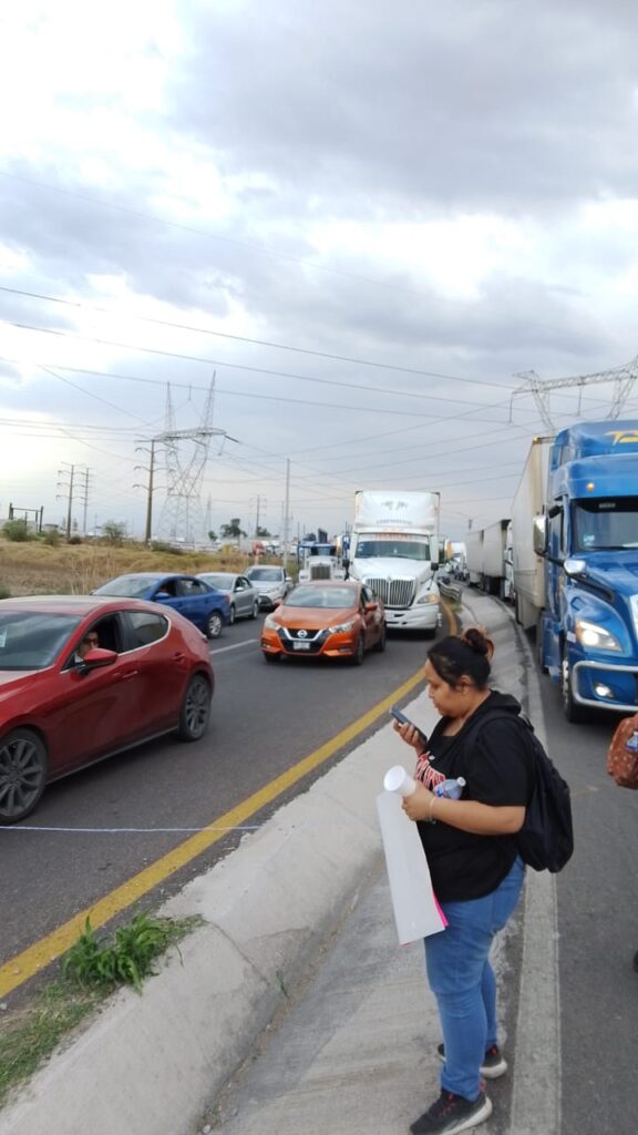 Bloquean accesos a fraccionamiento en Coronango