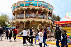 Niños en situación vulnerable disfrutan la feria de Puebla: SEDIF