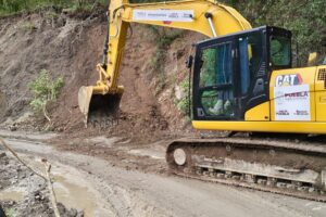 Reconstruye Gobierno de Puebla carretera en Pahuatlán por derrumbe menor
