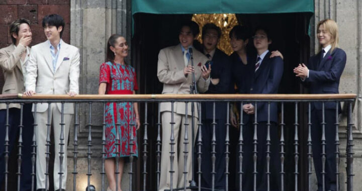BTS desata euforia en el Zócalo de CDMX; Sheinbaum los presentó desde el balcón de Palacio Nacional