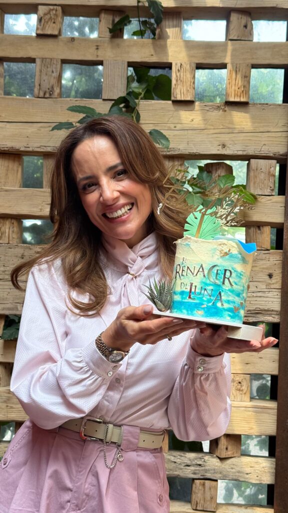 Elenco y producción de “El Renacer de Luna” le festejaron su cumpleaños a la protagonista Marisol del Olmo