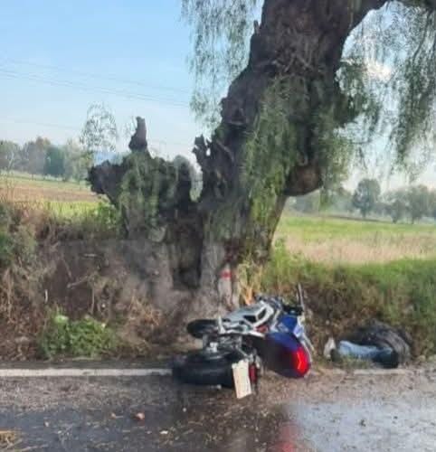 Un joven motociclista perdió la vida tras salirse del camino en Tepeaca