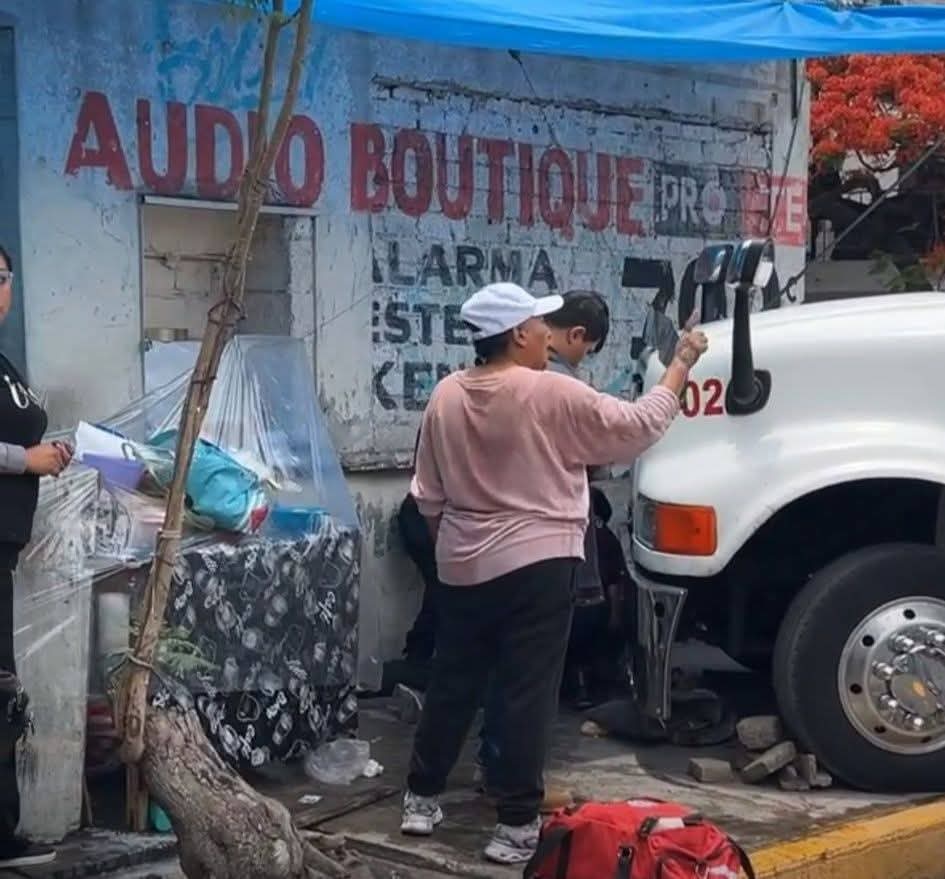 Grave, mujer embestida por operador de grúa en un puesto de memelas de Tehuacán