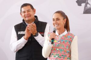 Claudia Sheinbaum avala la producción de paneles solares como transición energética en Puebla
