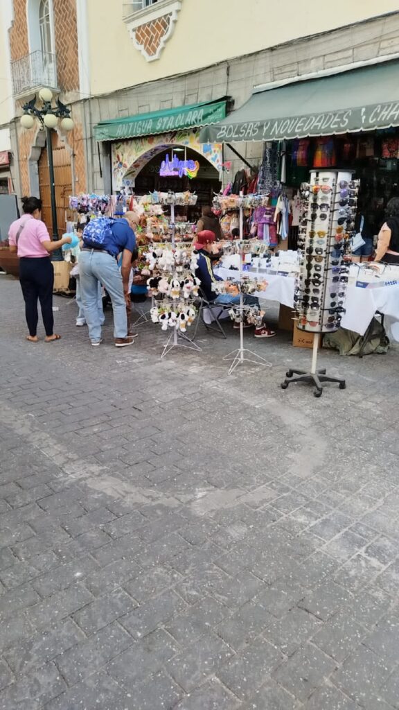 Calle de los dulces, sin control ante ambulantes: Carlos Montiel