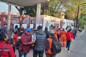 Trabajadores del servicio de limpia se manifiestan en Puebla capital