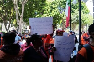 Video: Naranjitas se manifestaron en el palacio municipal 