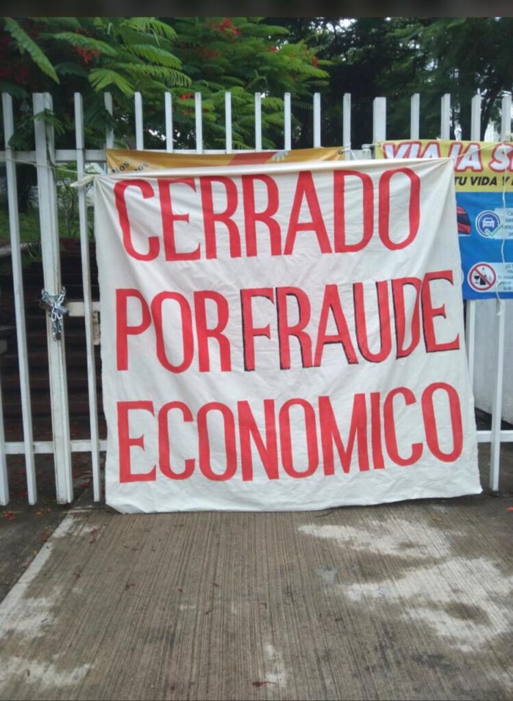 Padres de familia cierran bachillerato en Pahuatlán por presunto fraude de 100 mil pesos