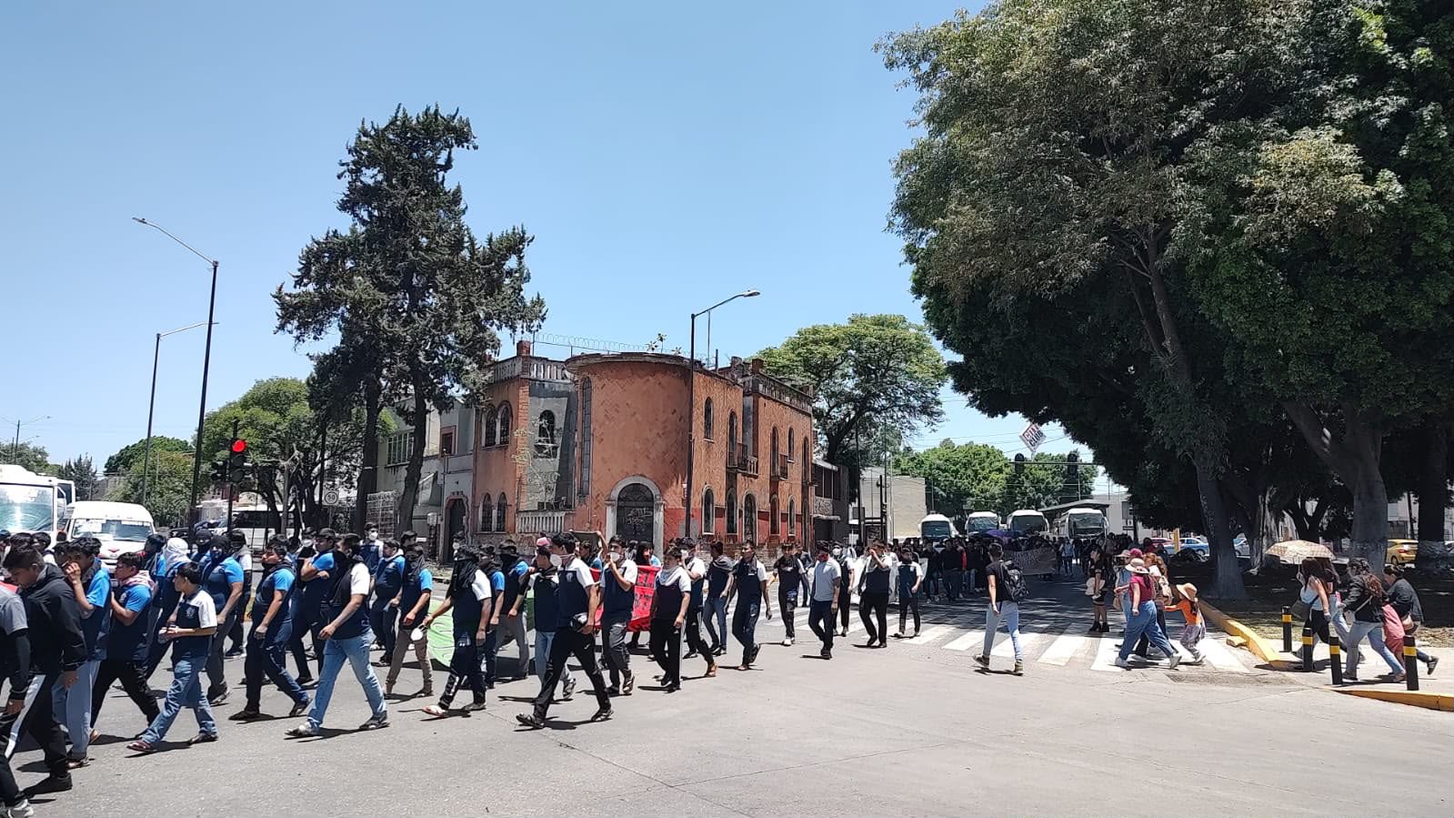 Normalistas se manifiestan y generan caos en el bulevar 5 de Mayo ...