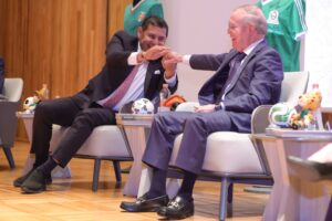 Presentan libro de José Ramón Fernández sobre los mundiales realizados en México