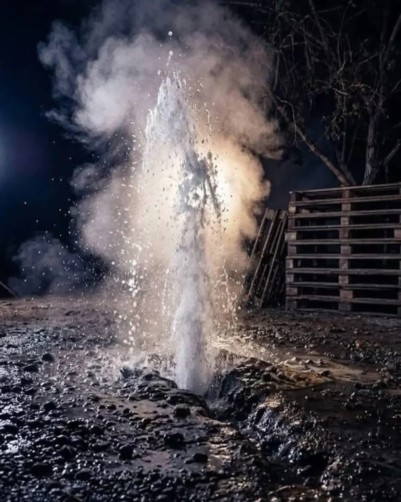 Nace géiser en el patio de una casa de El Salitre, Michoacán; autoridades resguardan zona