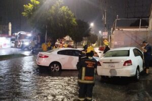 Vehículos varados e inundaciones, saldo de la lluvia en el sur de Puebla capital