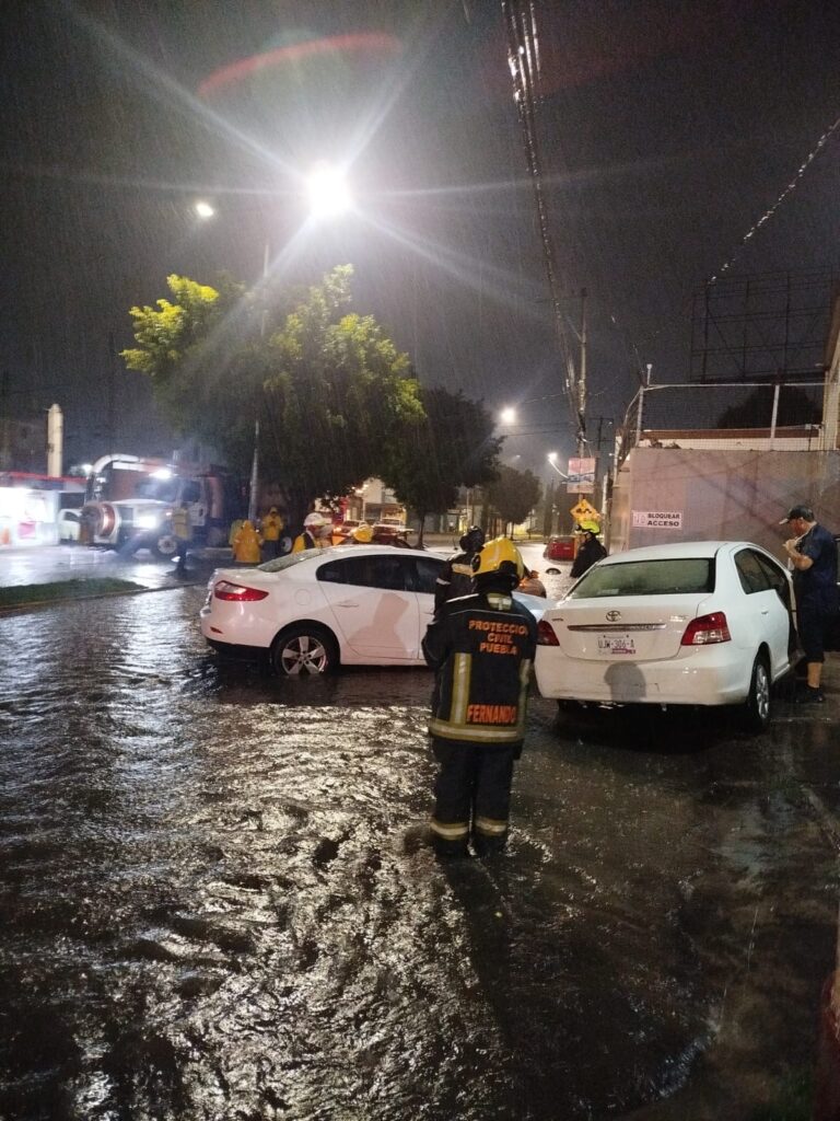 Vehículos varados e inundaciones, saldo de la lluvia en el sur de Puebla capital